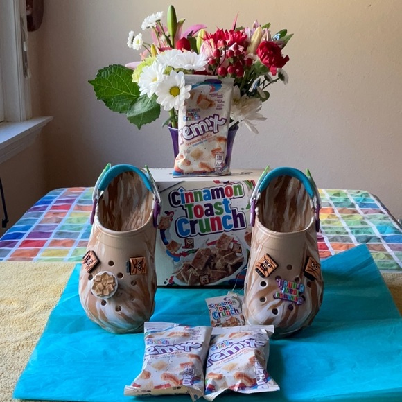 š„£ CROCS x CINNAMON TOAST CRUNCHš„£ NWT š„£ - Picture 7 of 16